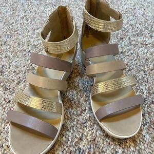 ECCO Strappy light sandal with back zipper